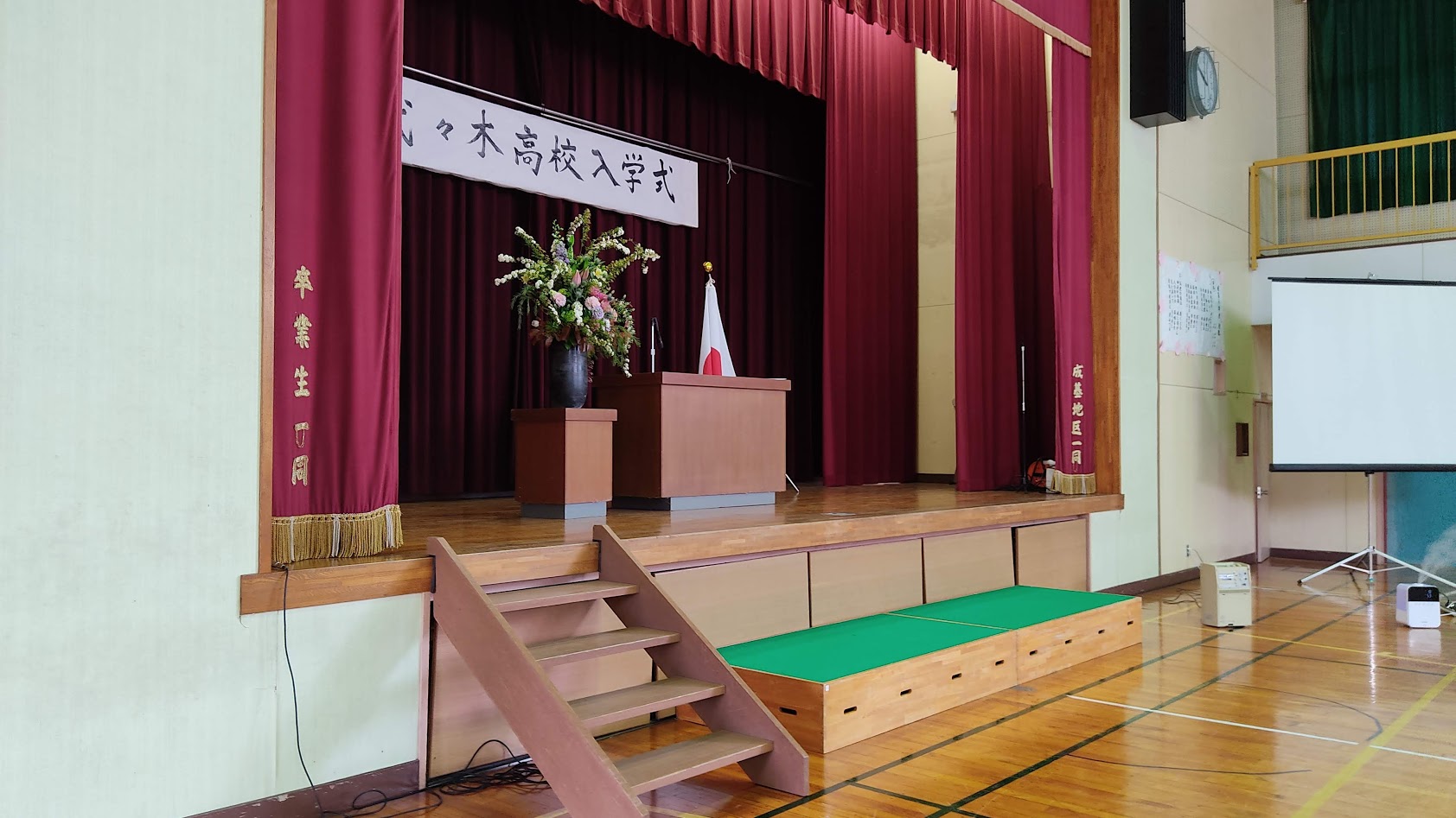 4月11日（日）、代々木高校志摩本校の入学式が行われました。前日10日には東京校の入学式が行われています。三重県知事様、志摩市長様より新入生に暖かい励ましのビデオメッセージをいただきました。入学式後、入学ガイダンスを行い、レポートやテストについて、クラブ活動について説明を行いました。